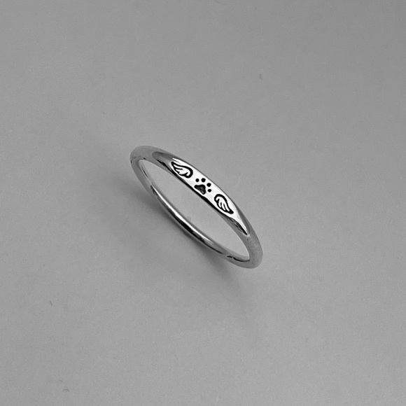 Sterling silver dainty paw with angel wings band ring, paw print ring, wings - Picture 4 of 9
